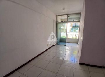 Sala · Excelente apartamento de sala e quarto reformado com varanda, dependência e vaga na escritura no Fla