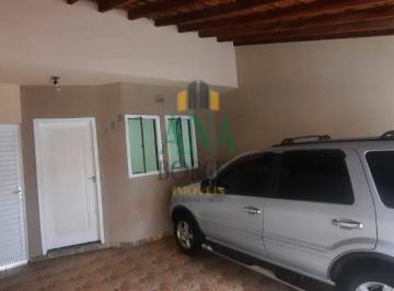 Casa · 2 Quartos · É uma casa com Garagem pra 2 veículos