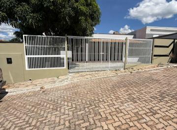 Casa de 3 quartos, Águas Claras · Casa arniqueiras, 3 quartos, lote 400m², reformada, ótima localização.