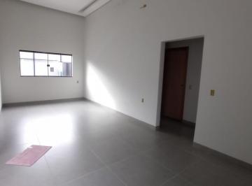 Foto 02 · Casa com 3 quartos (1 suíte), cozinha com bancada em ilha, 2 vagas de garagem, em bairro planejado.