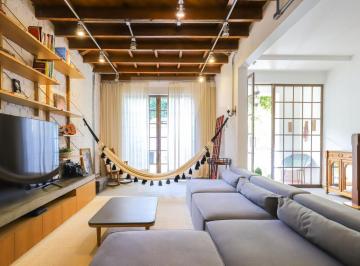 Casa · 230m² · 2 Quartos · 2 Vagas · Casa aconchegante, com jardim exclusivo e décor ímpar no Jardim Paulista
