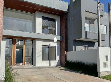 Casa · 141m² · 2 Vagas · Sobrado à venda no bairro Centro - Torres/RS