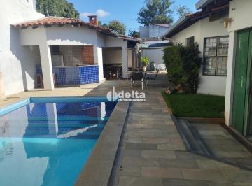 Casa · 792m² · 5 Quartos · 3 Vagas · Casa com 5 quartos, sendo 3 suítes, disponível para venda no bairro Cidade Jardim em Uberlândia-MG