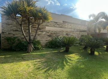 Foto 01 · Casa Térrea de Luxo com 5 Suítes, Piscina e Campo de Futebol em Frente à Praça ? 1.039m²