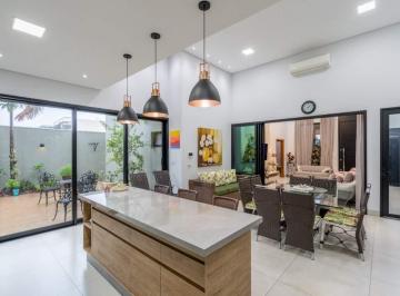 Casa · 205m² · 3 Quartos · 2 Vagas · Casa com 3 suítes à venda no Condomínio Village do Lago em Três Lagoas - MS | Sofisticação e Imponên