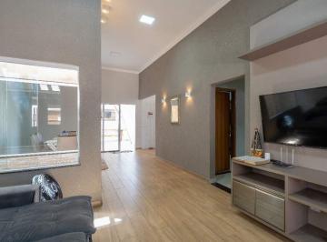 Casa · 210m² · 3 Quartos · 4 Vagas · Lindíssima casa à venda com 3 quartos, sendo 1 suíte no Bosque das Araras em Três Lagoas - MS