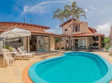 Casa de 4 quartos, Florianópolis · Casa para Temporada com 4 Dormitórios e Espaço Gourmet em Jurerê Internacional