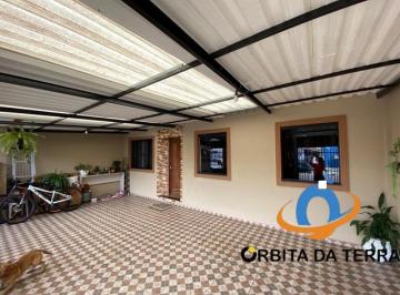 Foto 01 · Linda casa confortável medindo 130m² em excelente localização contendo 2 dormitórios, sala ampla, co