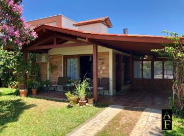 Casa · 157m² · 3 Quartos · 2 Vagas · Casa Térrea Centro de 3 dormitórios e Amplo Jardim