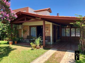 Casa · 157m² · 3 Quartos · 2 Vagas · Casa Térrea Centro de 3 dormitórios e Amplo Jardim