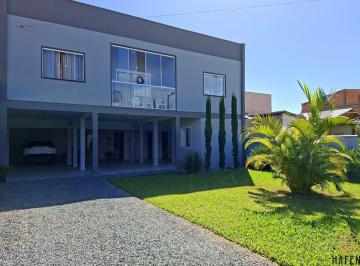 Casa · 175m² · 5 Quartos · 6 Vagas · Sobrado à 500mts do mar, no bairro Meia Praia em Navegantes/SC