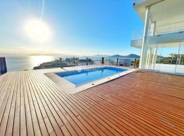 Casa · 461m² · 3 Quartos · 5 Vagas · Casa de Alto Padrão com 461² Vista para o Mar: Luxo, Conforto e Natureza