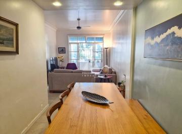 Apartamento · 74m² · 2 Quartos · Apartamento Reformado com 2 Quartos e Vista Mar no Leme – Impecável!