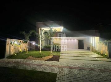 CASA EM CONDOMINIO · Casa de Alto Padrão com Piscina, Área Gourmet e Suíte com Closet no Condomínio Solaris – Maricá