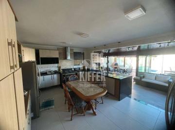 CASA ITAIPUAÇUCASA ITAIPUAÇU · Casa de Alto Padrão Itaipuaçu 395m² 5 Suítes Espaço Gourmet