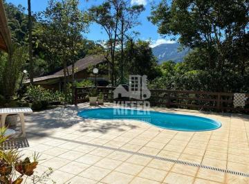CASA EM PETROPOLIS · Araras – Casa ampla com 4 suítes, sala de cinema e paisagismo