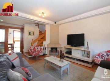Casa · 175m² · 3 Quartos · 3 Vagas · Ampla casa de 175 m² com 3 dormitórios e 3 vagas de garagem