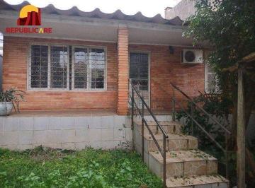 Casa · 200m² · 4 Quartos · 4 Vagas · Casa de 2 quartos, com edícula, próximo a Av. Wenceslau Escobar