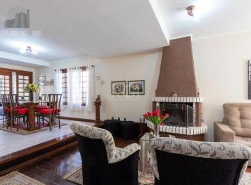 Sala com lareira · Casa a venda com piscina, 4 quartos, sendo 1 suite, 3 vagas