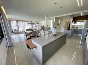 Casa · 570m² · 3 Quartos · 6 Vagas · Casa com 3 quartos à venda em Condomínio vale das águas - SP