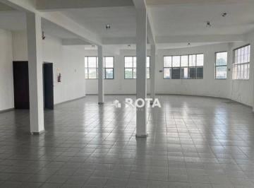 90c707350904ddafc6b86204c072d5579c3e06bb · Sala ampla (sobreloja), sala de esquina, em avenida movimentada.