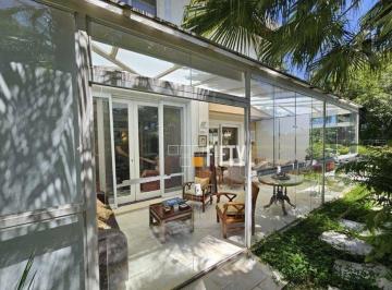 4fdec6b25fc99d8251f99c05d317d0f86f47c426 · Casa de condomínio fechado, à venda, com 589m², elevador privativo, 2 suítes, jardim de inverno e 4 
