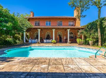 Casa de 4 quartos, Curitiba · Casa 4 suítes 4 vagas com piscina, rua com segurança 24hrs em Santa Felicidade.