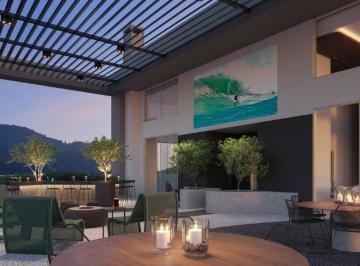 Terraço do rooftop do Terrace 360 ao entardecer, com lounge e mesas (imagem ilustrativa) · Apartamento de 72 m² com suíte no Terrace 360, Fazenda, Itajaí
