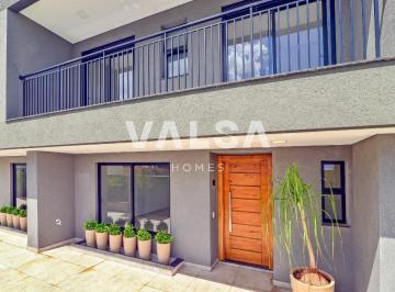 1 · Casa em condomínio em Santa Felicidade estilo townhouse com 3 quartos e 4 vagas.