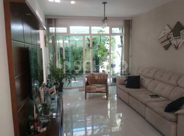 Casa · 180m² · 3 Quartos · 2 Vagas · Casa no Brooklin, 180m2 com 3 dormitóorios, 2 salas, cozinha com armários, quintal e 2 vagas.