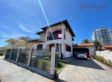 Casa · 210m² · 3 Quartos · 1 Vaga · Casa no Centro  -  Biguaçu