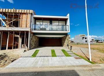 Casa · 216m² · 3 Quartos · 1 Vaga · Casa no Bairro Deltaville - Biguaçu, SC