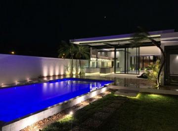 Casa · 650m² · 6 Quartos · Casa reformada no condomínio Jardim Acapulco a venda, 650 m2, 6 suítes, 6 vagas e piscina.