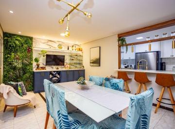 db66411693e13ab25d645bcdf8fdb3ee8167a981 · Casa reformada com 3 dormitórios à venda, 163 m² por R$ 1.219.900 - Bacacheri - Curitiba/PR
