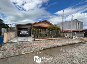 Casa · 137m² · 3 Quartos · 2 Vagas · Casa no coração de Porto Belo — uma joia rara para quem sabe investir!