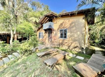 Casa · 441m² · 3 Quartos · 8 Vagas · Charmosa Casa Rústica - Um Refúgio Aconchegante Entre a Natureza!