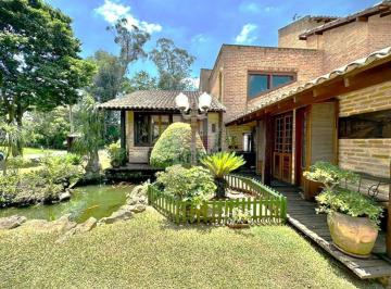 Casa · 300m² · 4 Quartos · 12 Vagas · Linda Casa Rústica Integrada - Porteira Fechada em Localização Privilegiada!