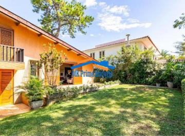 Casa · 250m² · 3 Quartos · 4 Vagas · Casa à Venda em Rua Fechada – Jardim Everest – Vista Incrível para o Jockey