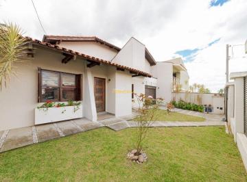 Casa de 3 quartos, Curitiba · Casa em Uberaba com 378m² e 03 quartos