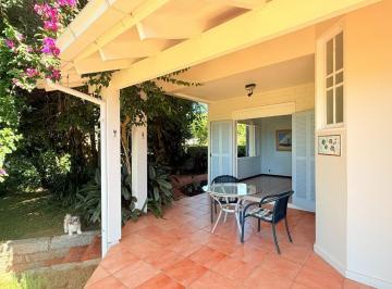 Casa · 300m² · 4 Quartos · CASA COM VISTA PARA O MAR EM GAROPABA.