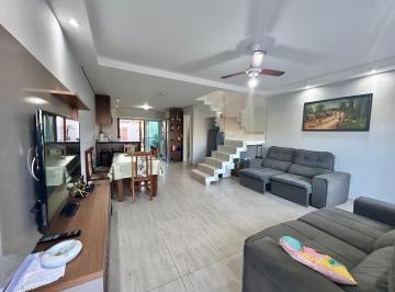 Casa · 214m² · 3 Quartos · 2 Vagas · Sobrado com piscina à 60 metros do mar em Matinhos
