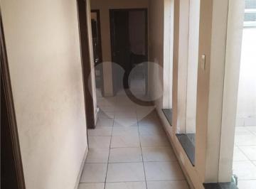 Casa térrea com 230 m² de área útil, 5 banheiros e 2 vagas de garagem.Imóvel ide · Casa com 3 quartos à venda em Interlagos - SP