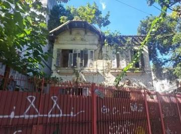 Casa · 401m² · 8 Quartos · 3 Vagas · Casa duplex à venda com 401 m2, 8 quartos, 6 banheiros e 3 vagas. Próxima ao Metrô