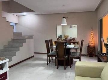 Casa · 200m² · 3 Quartos · 1 Vaga · Casa de dois andares contando com sótão, com 3 suítes sendo 2 no estilo canadense, 1 vaga