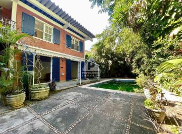 Casa · 650m² · 4 Quartos · 10 Vagas · Sua família merece o paraíso: Casa duplex com piscina e churrasqueira no Jardim Botânico!