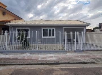 Casa · 137m² · 3 Quartos · 2 Vagas · Casa térrea com 3 quartos, edícula, piscina e amplo pátio para locação - Ipiranga - São José/SC