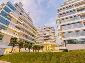Apartamento de 3 quartos, Curitiba · Apartamento finamente decorado em luxuosíssimo condomínio junto ao Country Club