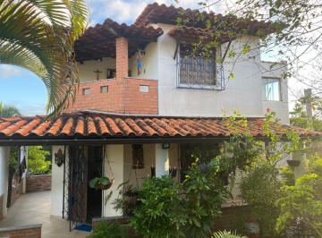 Casa de 4 quartos, Camaçari · Jardim flamboyants Casa 3/4 sala uma suíte área de serviço e varanda e garagens