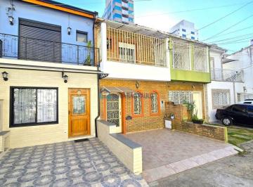 Casa · 126m² · 3 Quartos · 2 Vagas · Casa de Vila, ao lado do Shoping e Metrô Santa Cruz