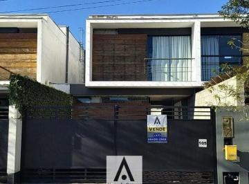 Casa · 111m² · 2 Quartos · 2 Vagas · Sobrado com 2 Suítes no bairro Água Verde, Blumenau/SC